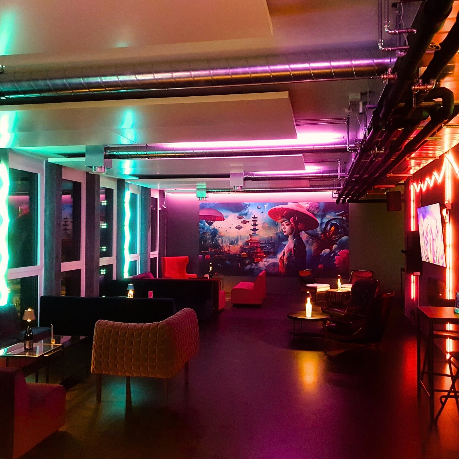 Die YUME Bar in neonblauem Licht
